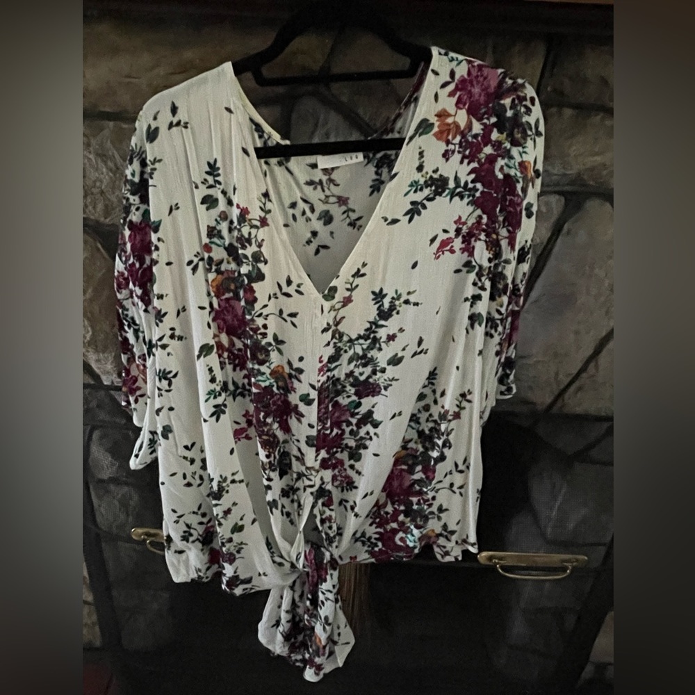 Women’s XXL tie-front, floral, flutter sleeve v-neck top.